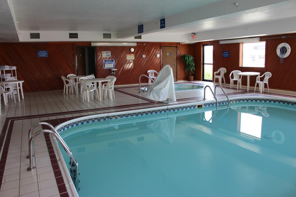 Days Inn By Wyndham Watertown Dış mekan fotoğraf