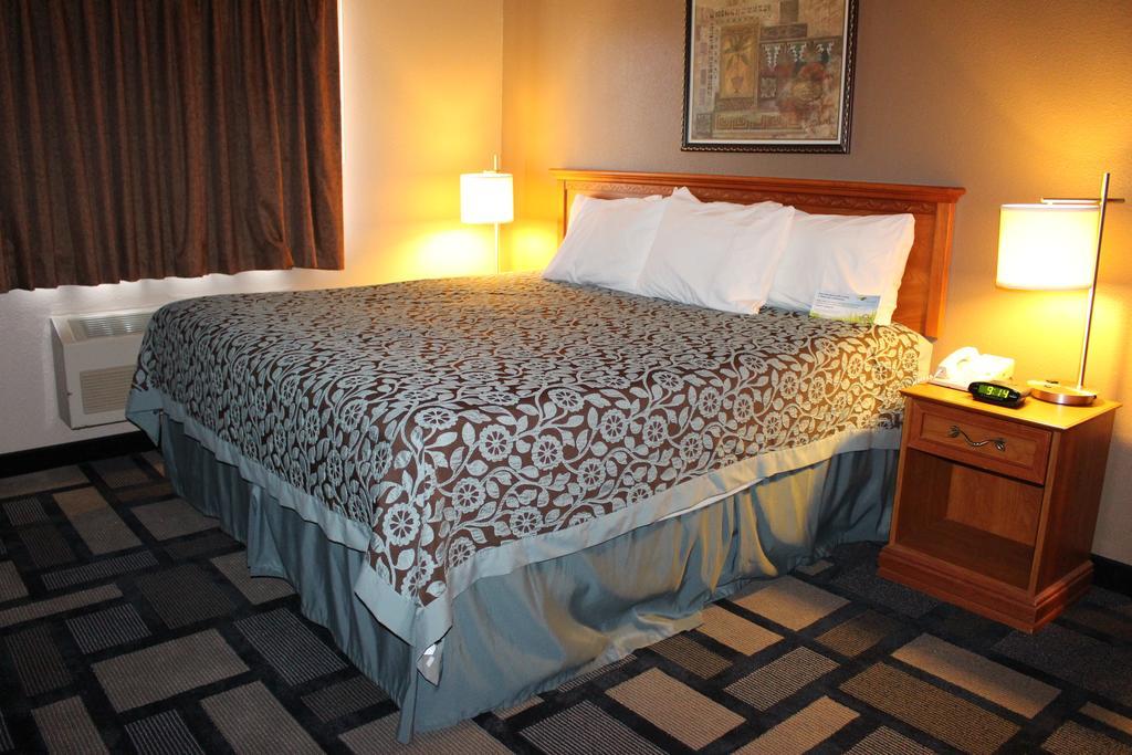 Days Inn By Wyndham Watertown Oda fotoğraf