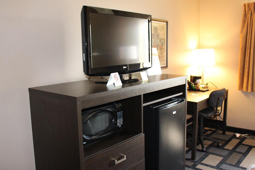 Days Inn By Wyndham Watertown Oda fotoğraf
