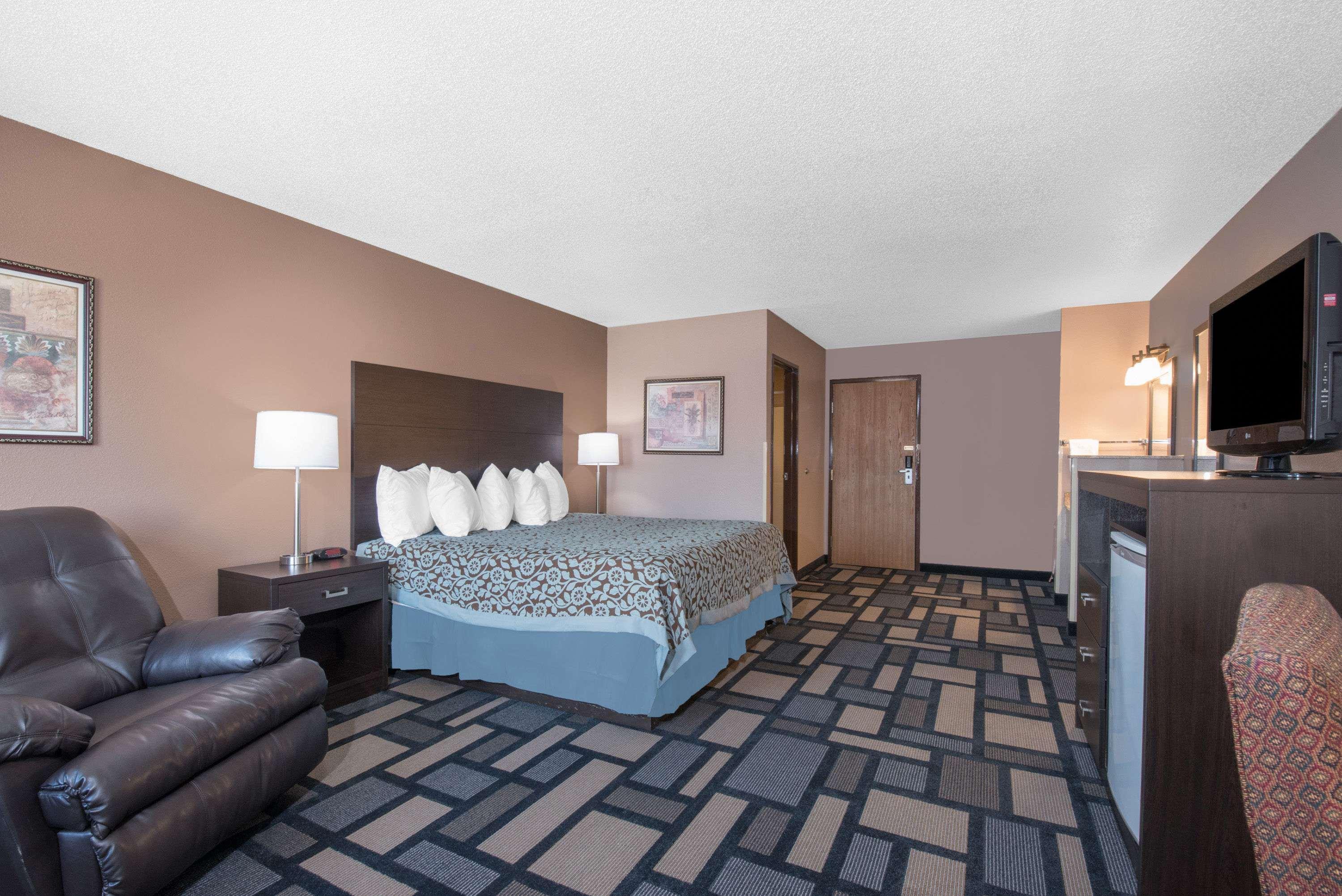 Days Inn By Wyndham Watertown Dış mekan fotoğraf