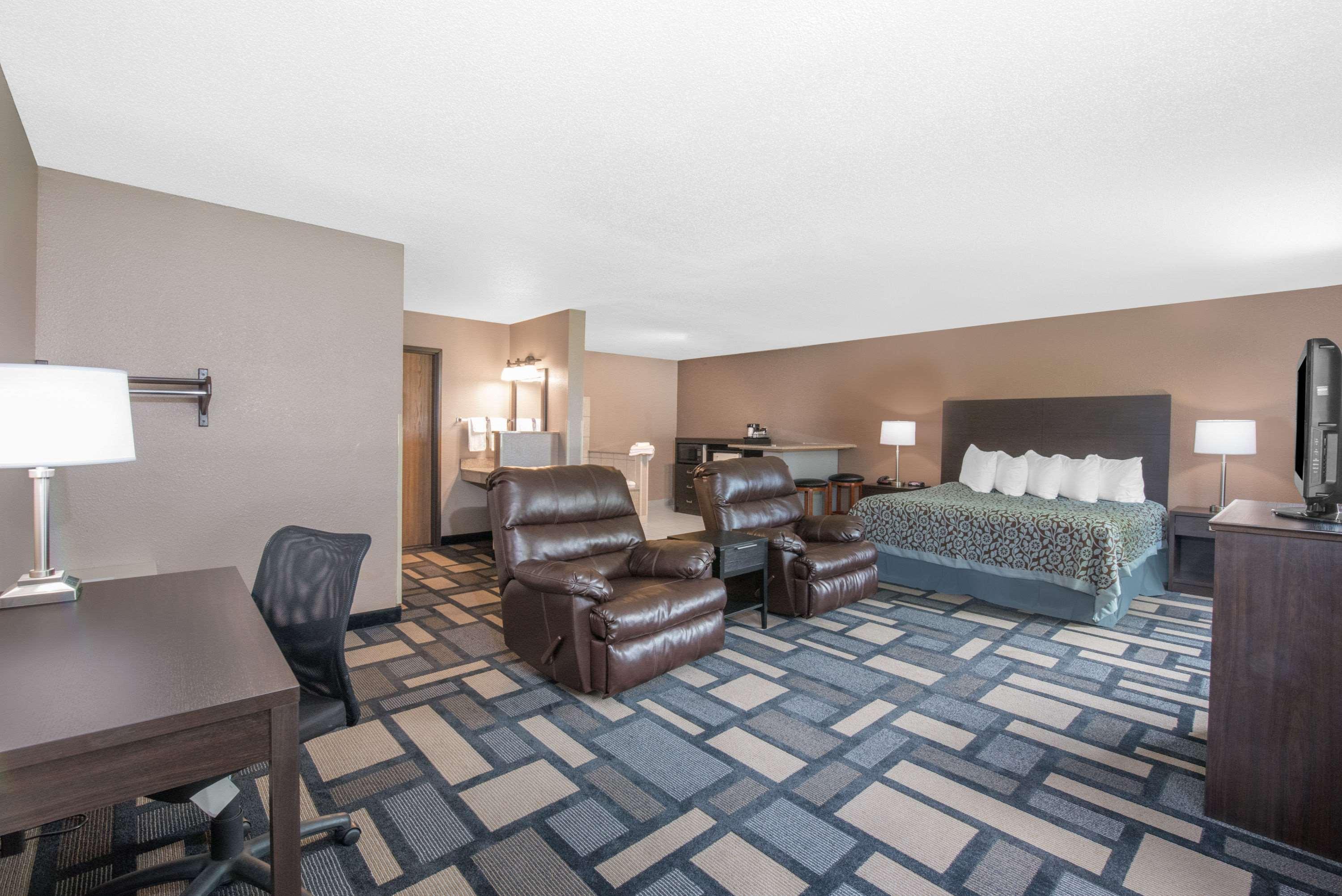 Days Inn By Wyndham Watertown Dış mekan fotoğraf