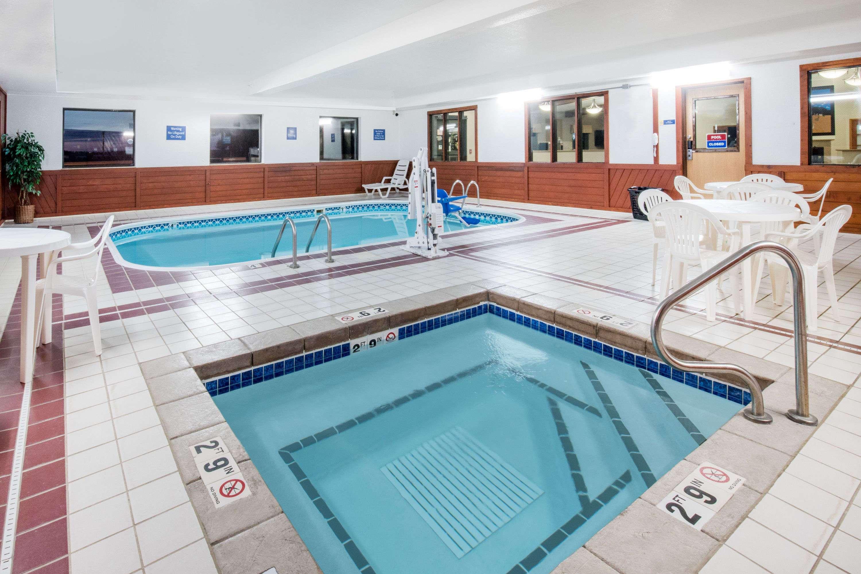 Days Inn By Wyndham Watertown Dış mekan fotoğraf