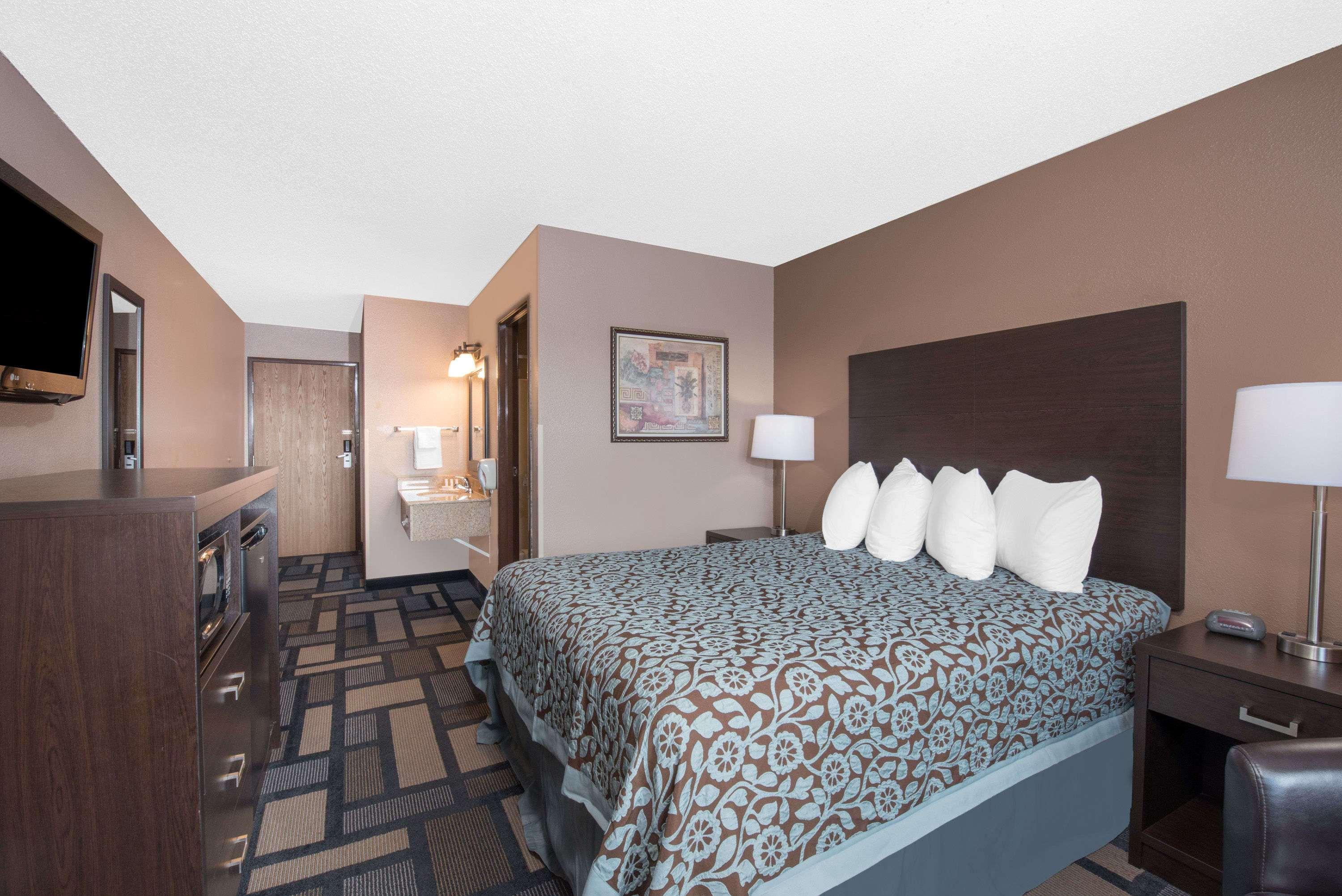 Days Inn By Wyndham Watertown Dış mekan fotoğraf