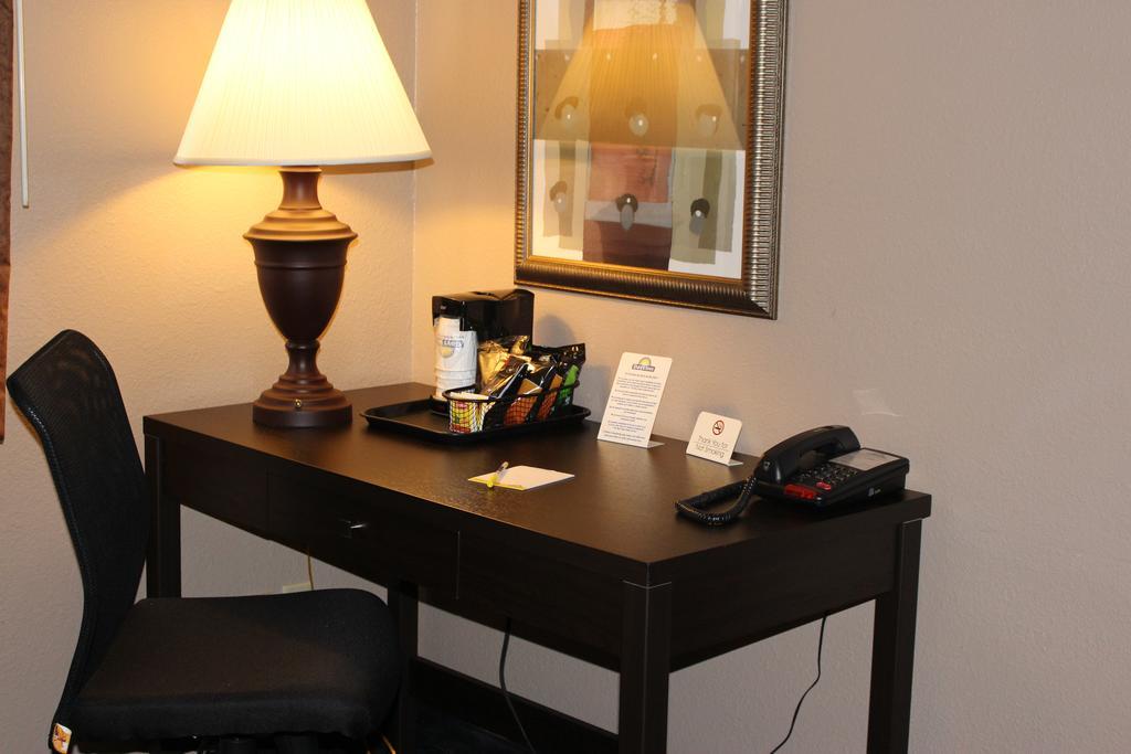 Days Inn By Wyndham Watertown Dış mekan fotoğraf
